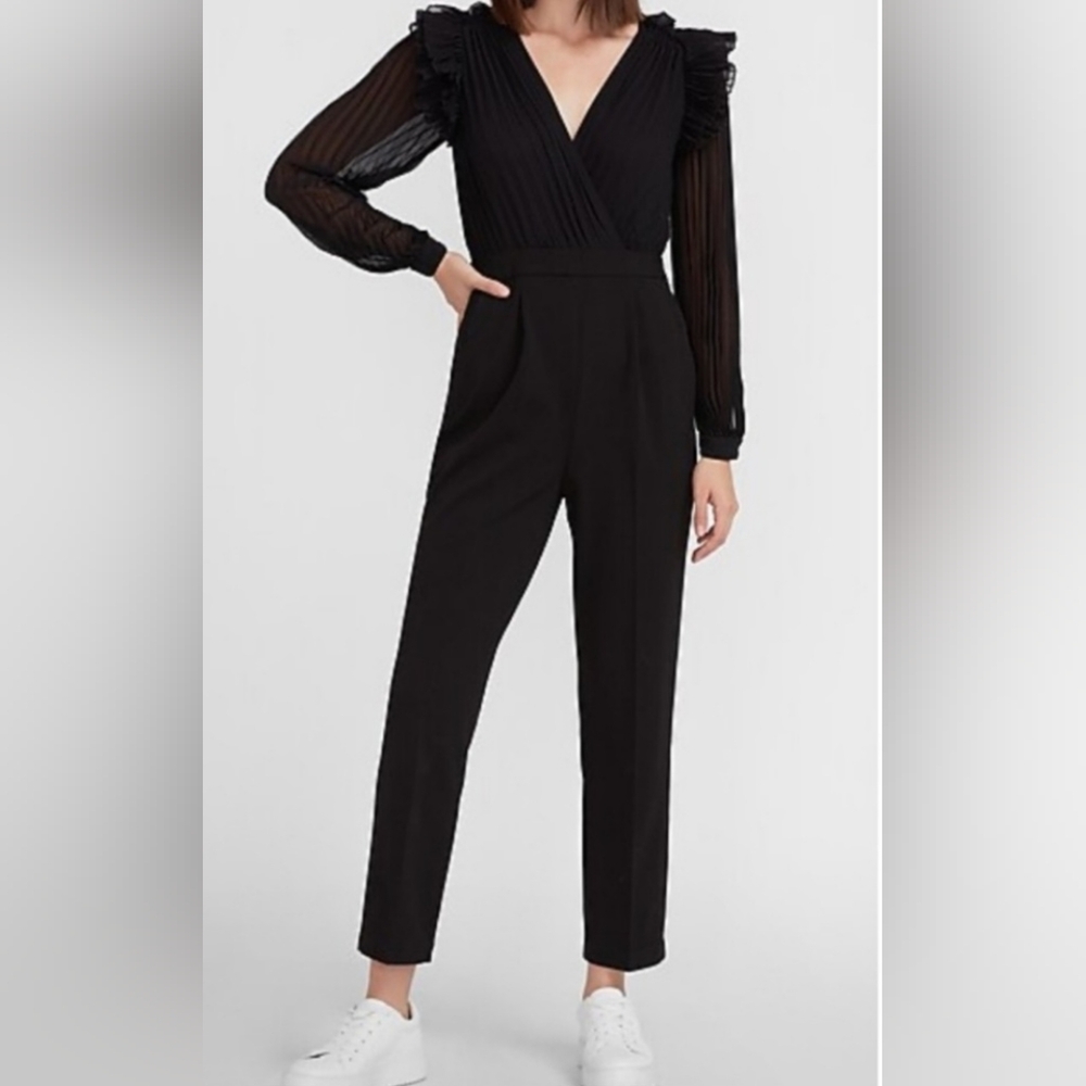 ❤️❤️❤️Express Black Flutter sleeve and pleated Romper❤️❤️❤️